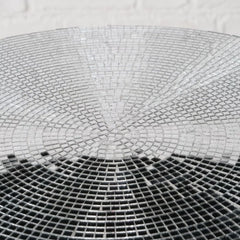 Masuta de cafea argintie Ø45 cm din sticla si compozit Disco Boltze