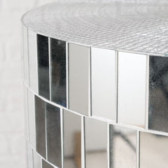 Masuta de cafea argintie Ø45 cm din sticla si compozit Disco Boltze