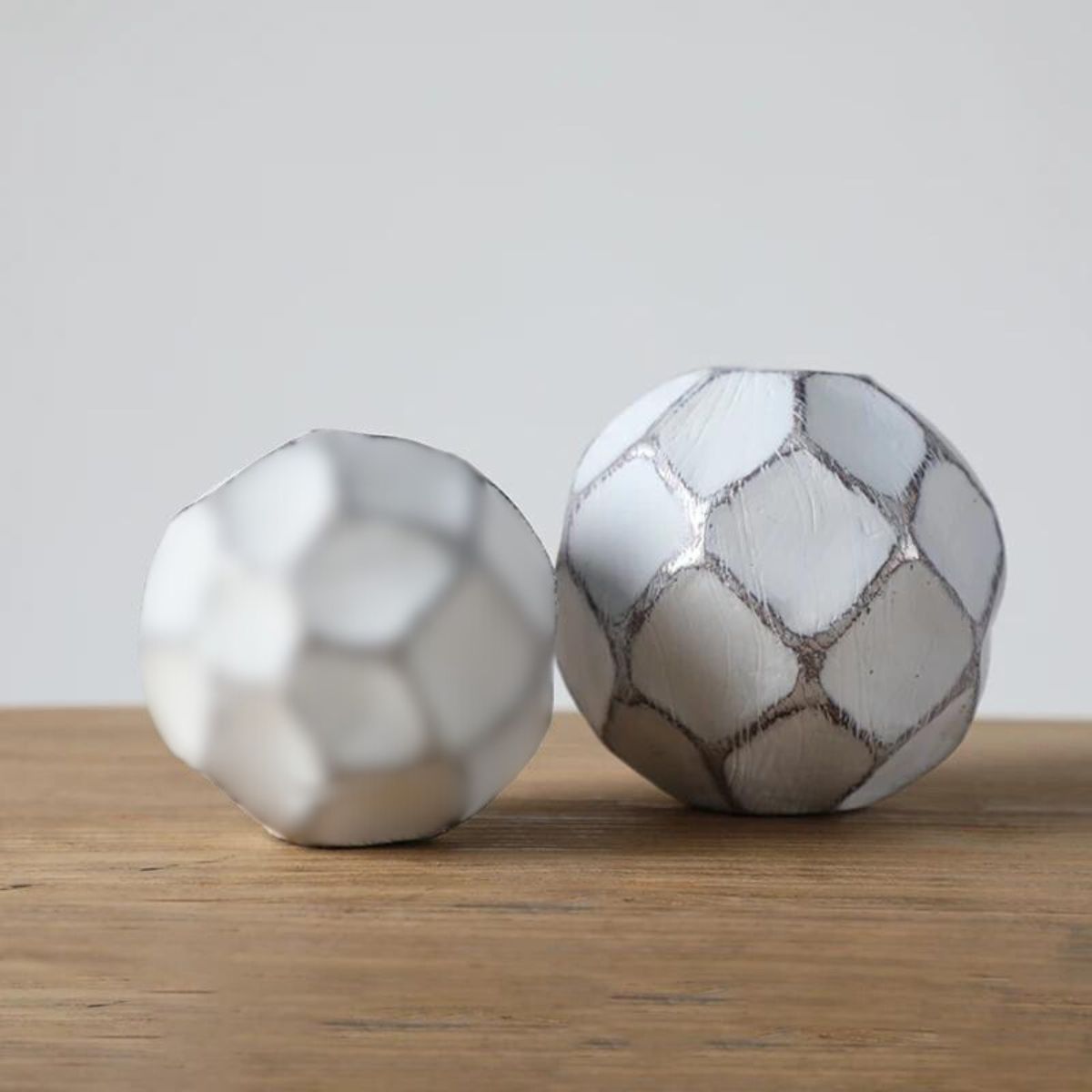 Decoratiune minge alba din polirasina 11 cm Yazhi, 1, hectarul.ro