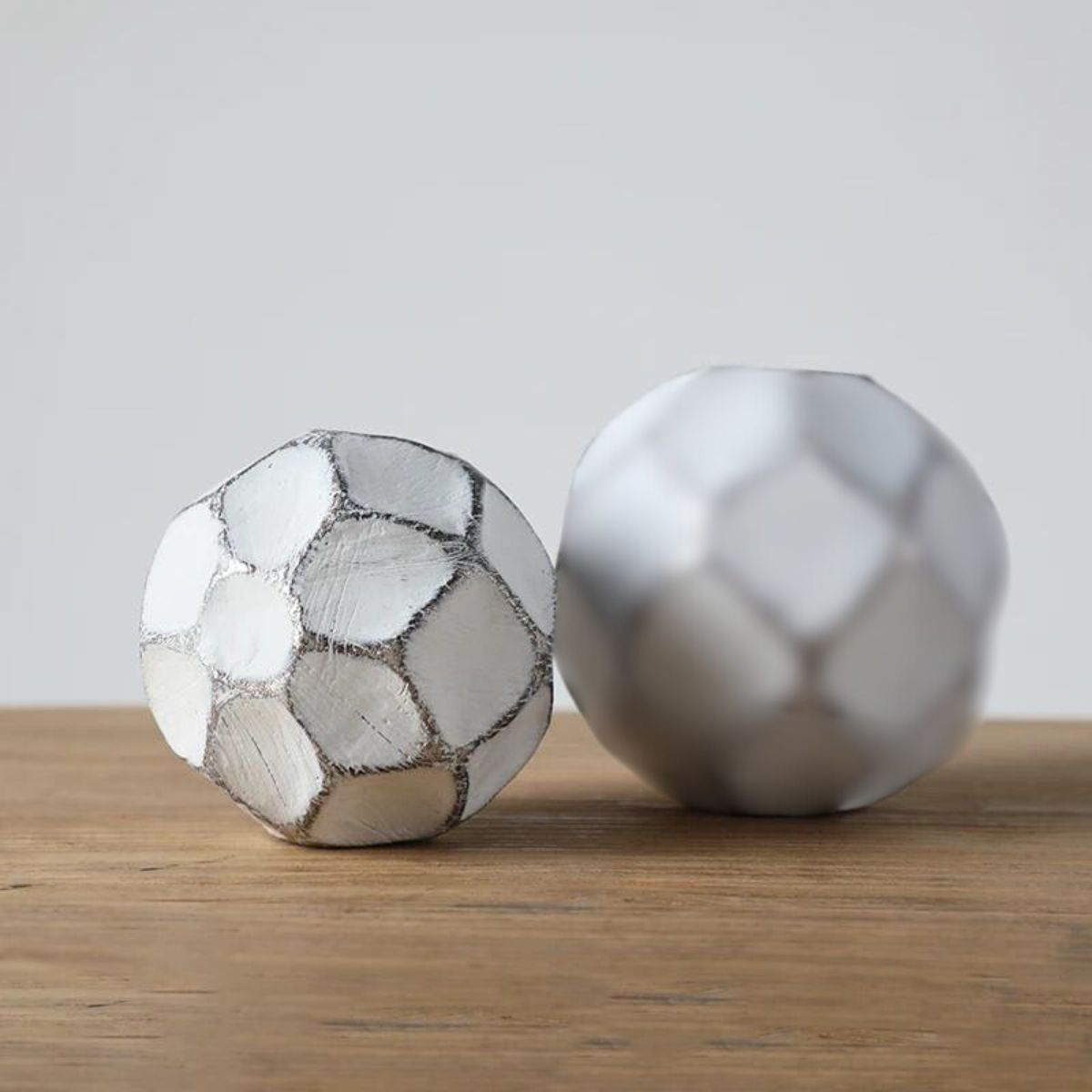 Decoratiune minge alba din polirasina 9.5 cm Yazhi, 1, hectarul.ro