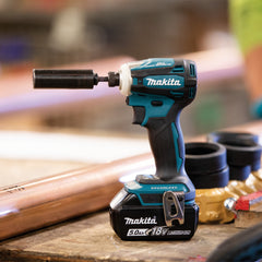Masina de insurubat cu impact Makita LXT 18V, 180 Nm, livrata cu 2 acumulatori de 5,0Ah