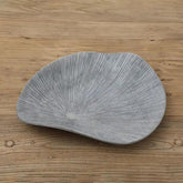 Hectarul - Platou decorativ gri din polirasina 41 cm Yazhi