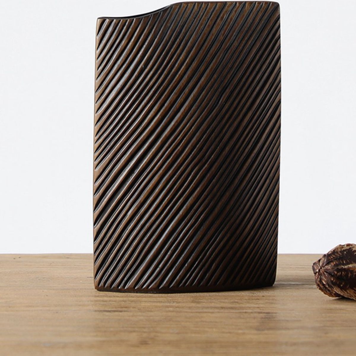 Vaza maro din polirasina 20.5 cm Yazhi, 1, hectarul.ro