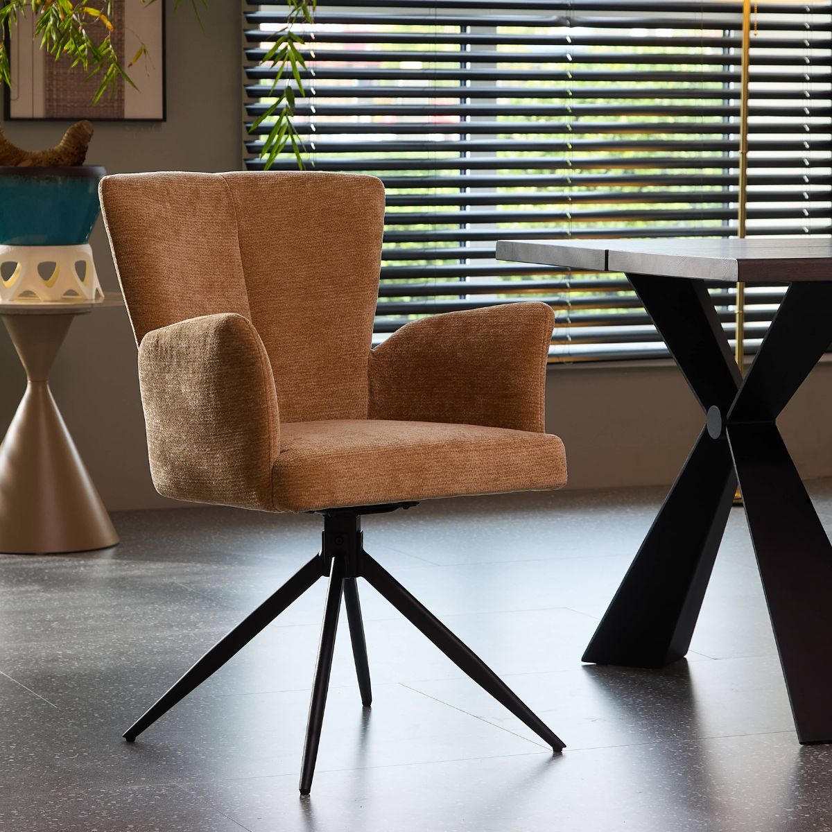 Scaun living/dining rotativ Chester Vibe, maro deschis, material textil si cadru metalic, 7, hectarul.ro