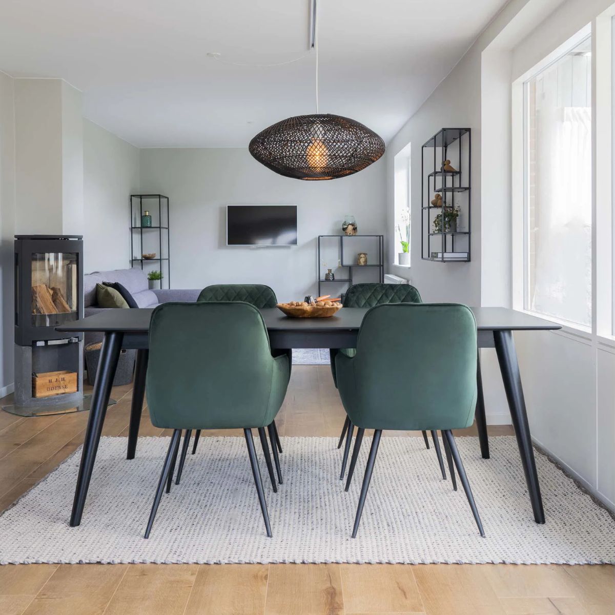 Scaun dining verde/negru din catifea poliester si otel Harbo House Nordic