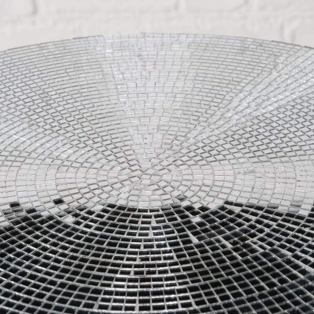 Masuta de cafea argintie Ø45 cm din sticla si compozit Disco Boltze, 3, hectarul.ro