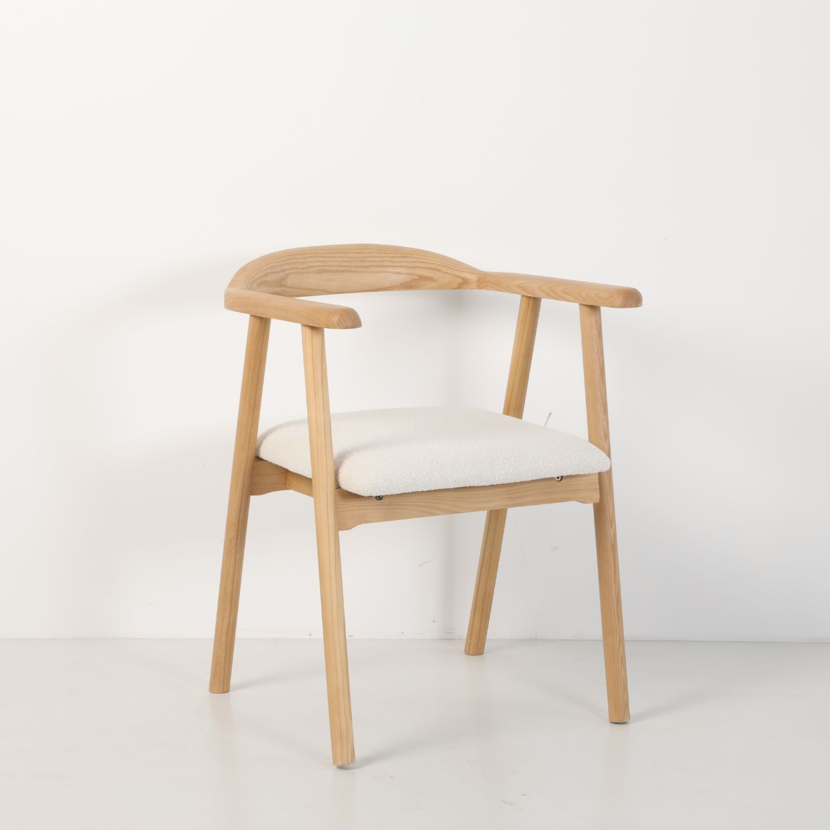 Scaun dining Lund Boucler crem, textil, cu picioare din lemn de frasin cu aspect stejar, 7, hectarul.ro