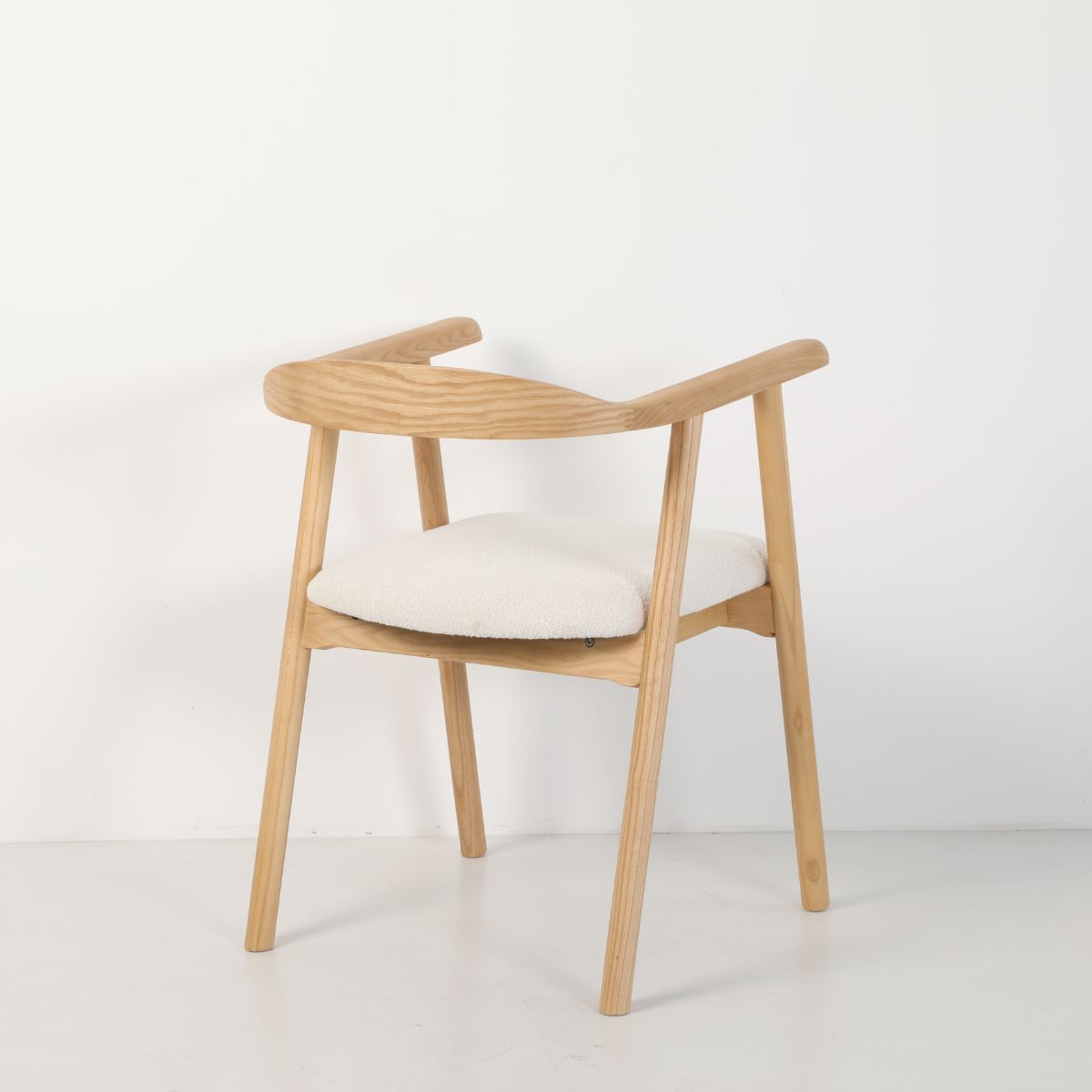 Scaun dining Lund Boucler crem, textil, cu picioare din lemn de frasin cu aspect stejar, 9, hectarul.ro