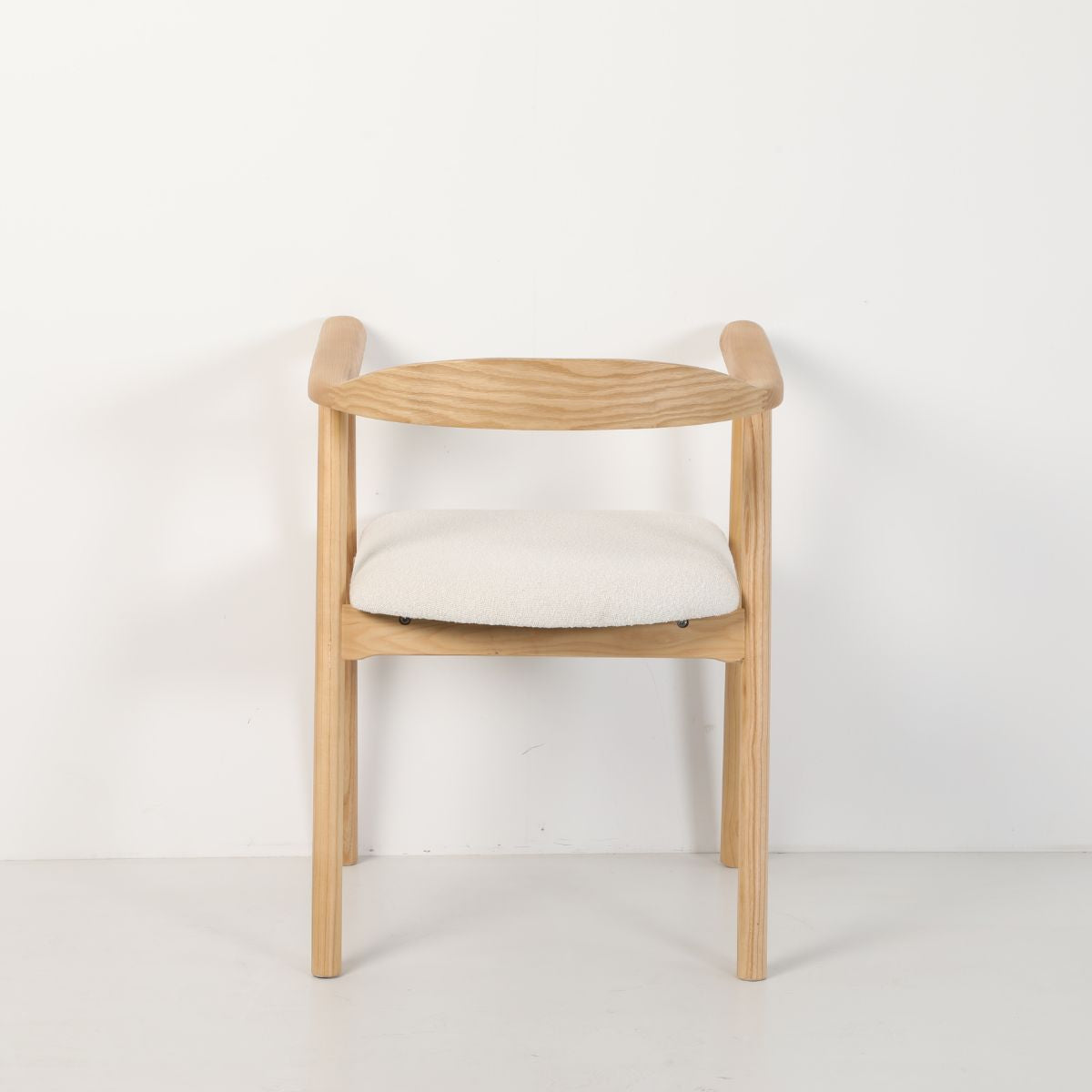 Scaun dining Lund Boucler crem, textil, cu picioare din lemn de frasin cu aspect stejar, 10, hectarul.ro