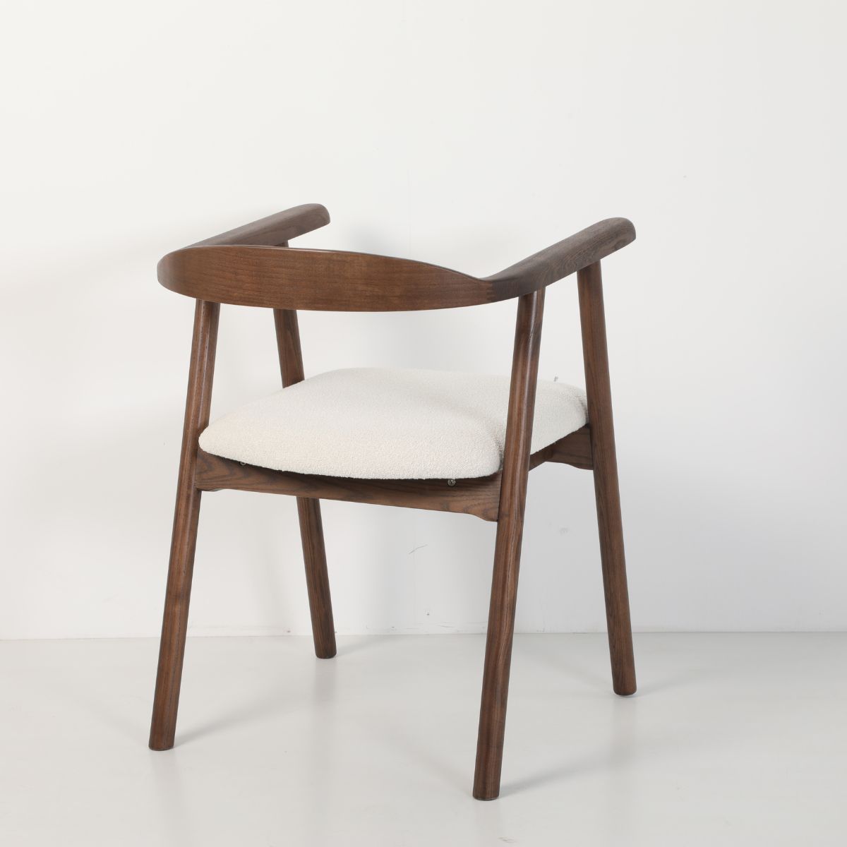 Scaun dining Lund Boucler crem, textil, cu picioare din lemn de frasin cu aspect nuc, 9, hectarul.ro