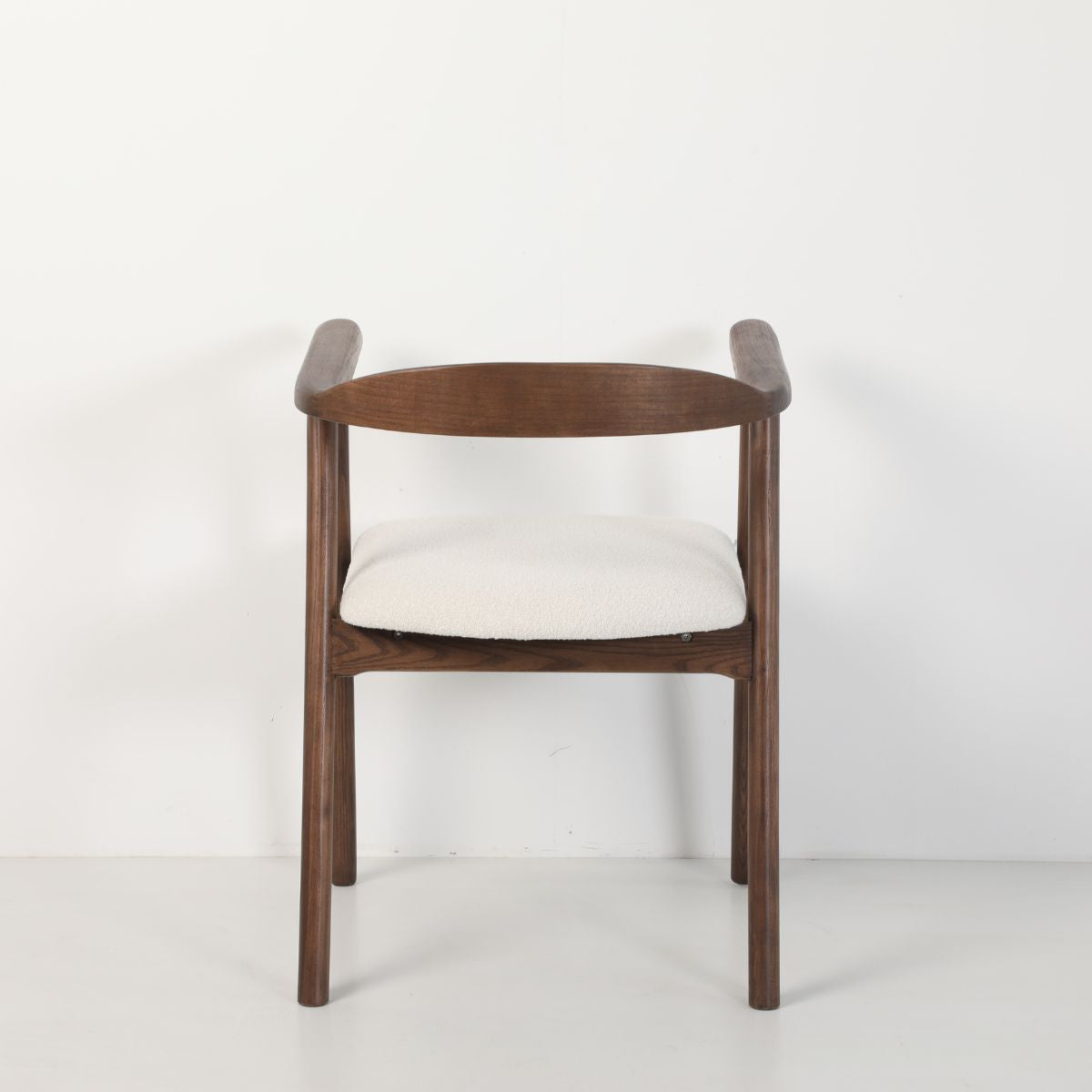 Scaun dining Lund Boucler crem, textil, cu picioare din lemn de frasin cu aspect nuc, 10, hectarul.ro