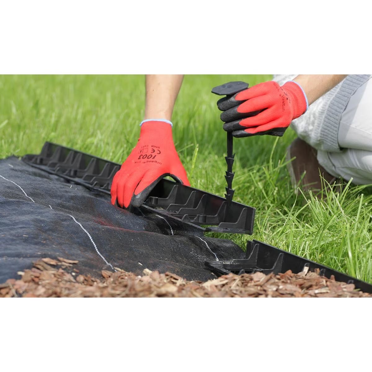 Bordura decorativa 4.8 m lungime, pentru delimitare gazon din polipropilena si 24 de cuie tip harpon