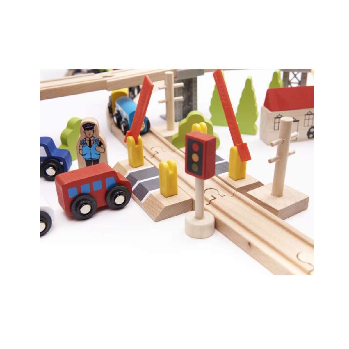 Cale ferata din lemn, trecere auto sine de tren, accesorii din 70 cuburi, 6, hectarul.ro