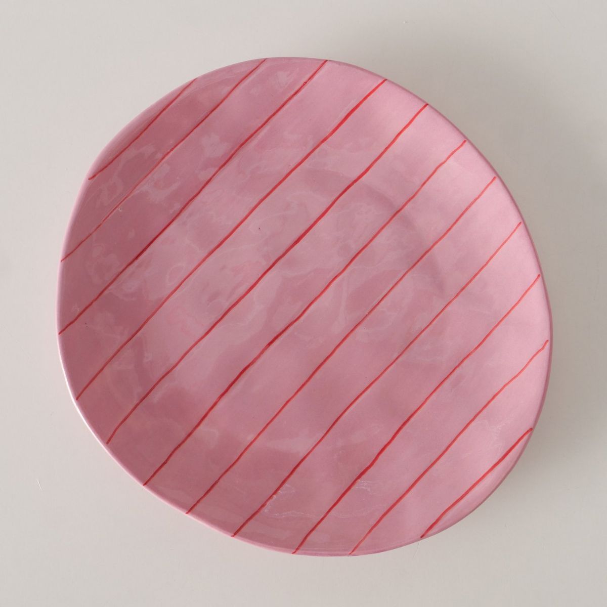Farfurie asimetrica roz din ceramica 19,8 x 18,3 cm Nordica Boltze