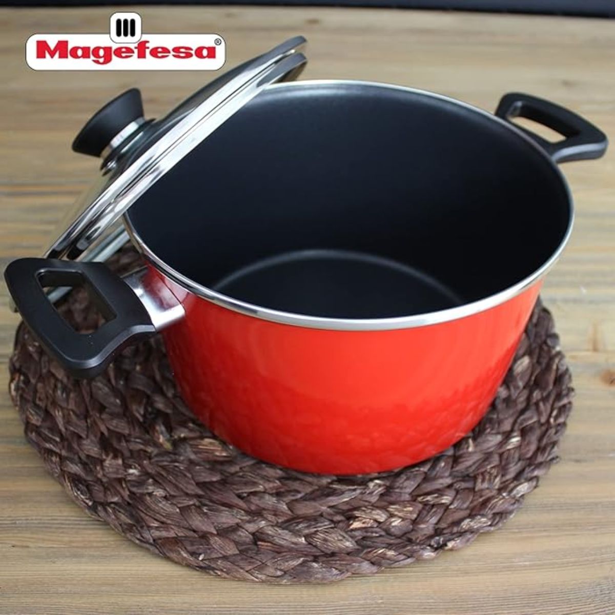 Oala din otel vitrificat cu dublu strat antiaderent si capac din sticla termorezistenta, Maison Red Magefesa, 20 cm diametru, 1.75 l, rosie, 4, hectarul.ro