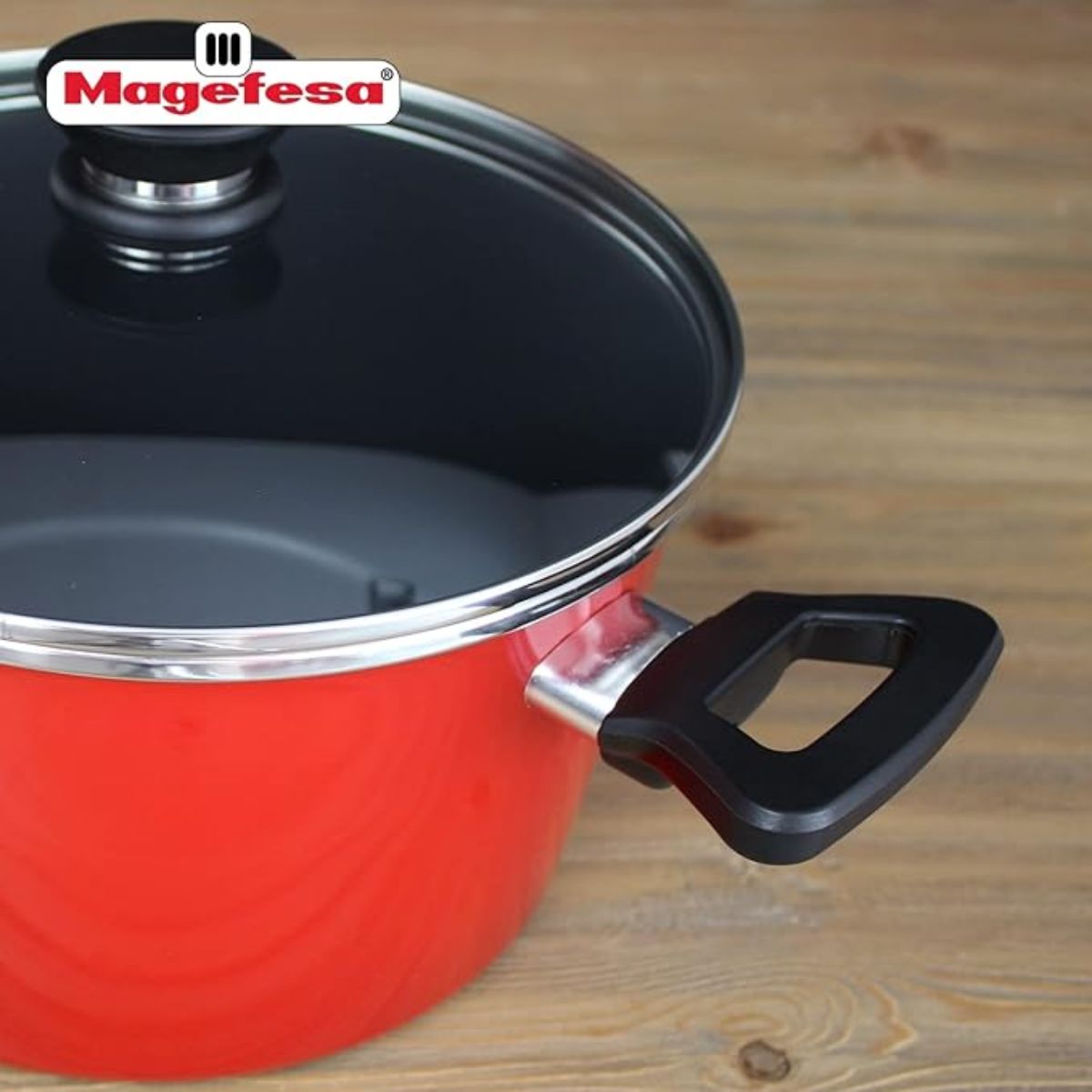 Oala din otel vitrificat cu dublu strat antiaderent si capac din sticla termorezistenta, Maison Red Magefesa, 24 cm diametru, 2.1 l, rosie, 5, hectarul.ro