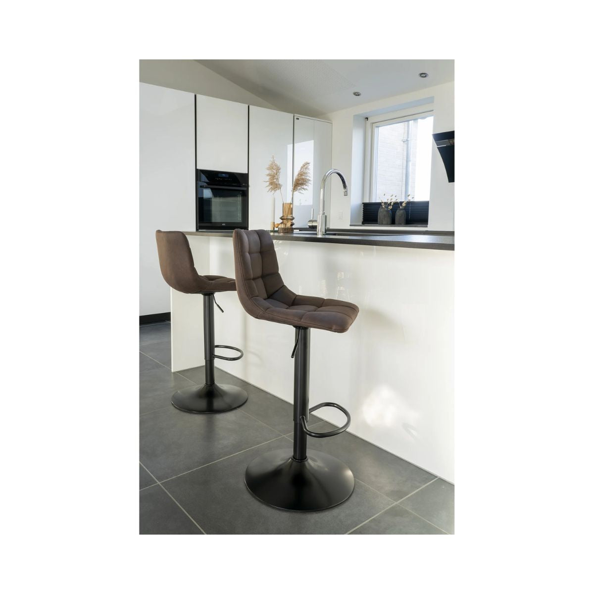 Scaun de bar maro inchis/negru din catifea poliester si otel Middelfart House Nordic