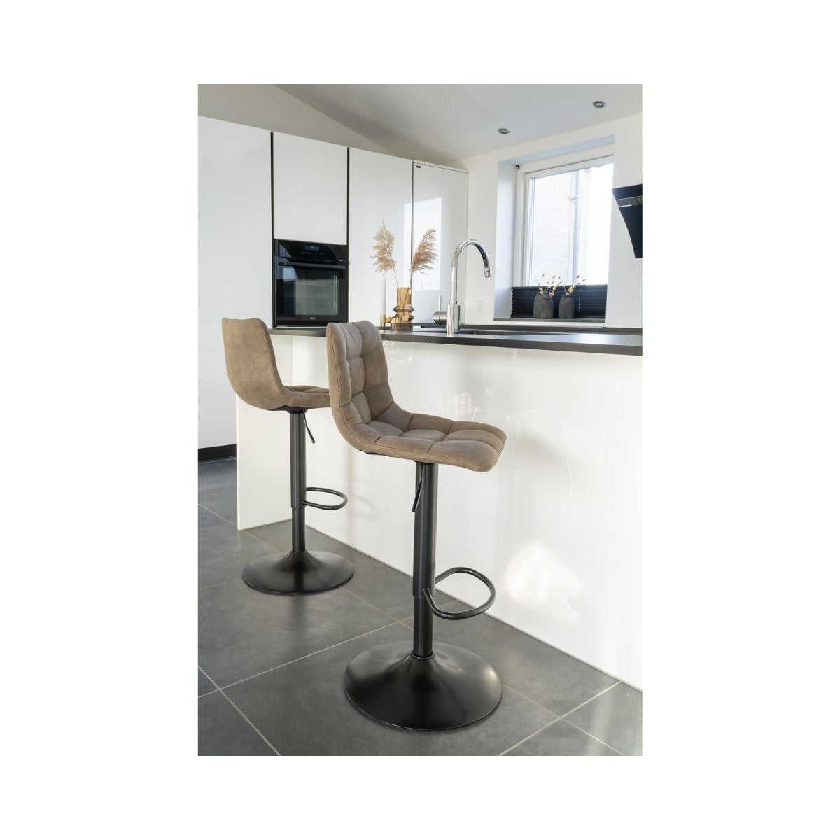 Scaun de bar maro/negru din microfibra si otel Middelfart House Nordic
