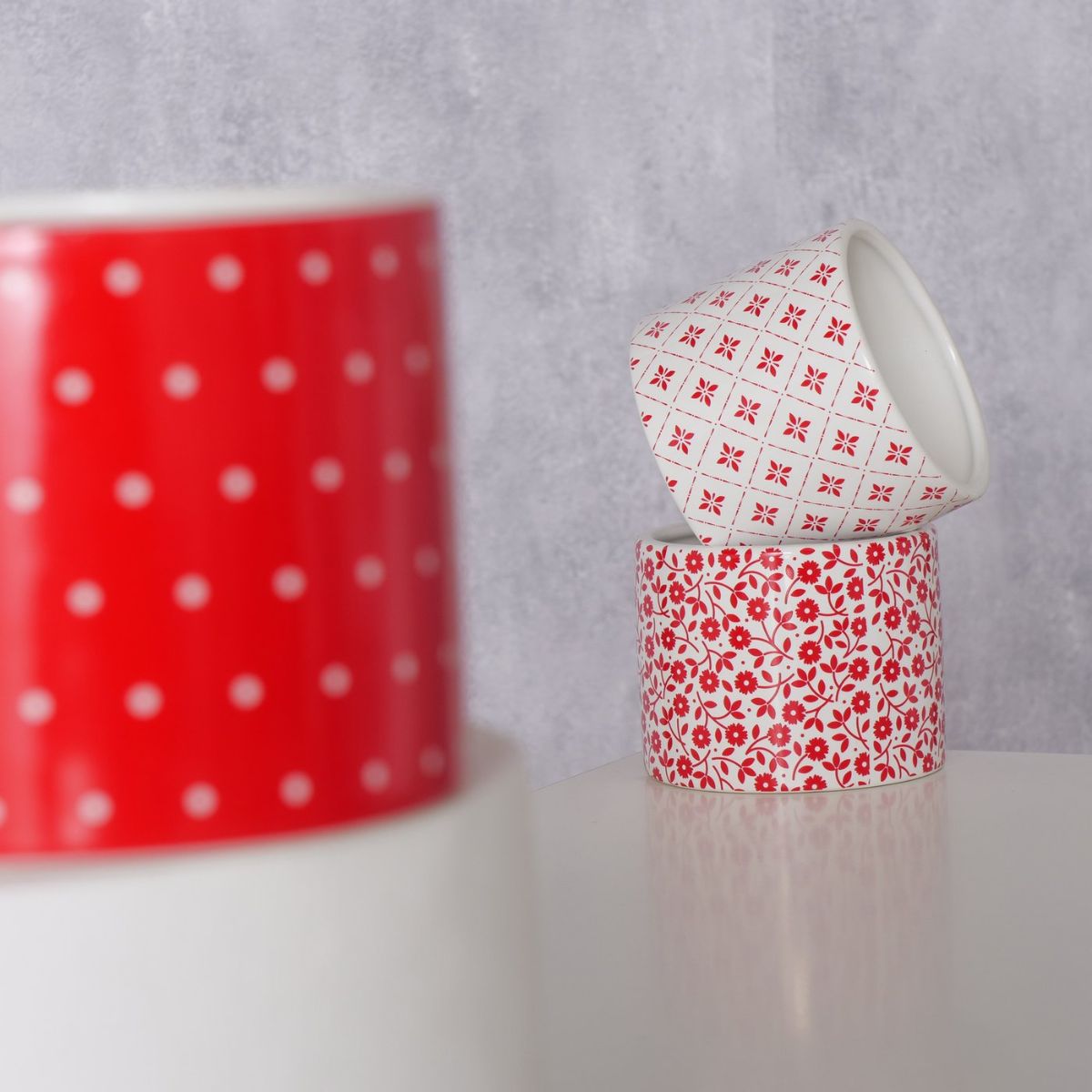 Suport decorativ pentru ghiveci, din ceramica, Ø10 cm, alb/rosu Geometric Lilly Boltze, 4, hectarul.ro